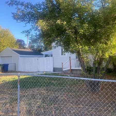 Cute Entire Small House With Large Yard! Pets Welcome! 西谷市 外观 照片