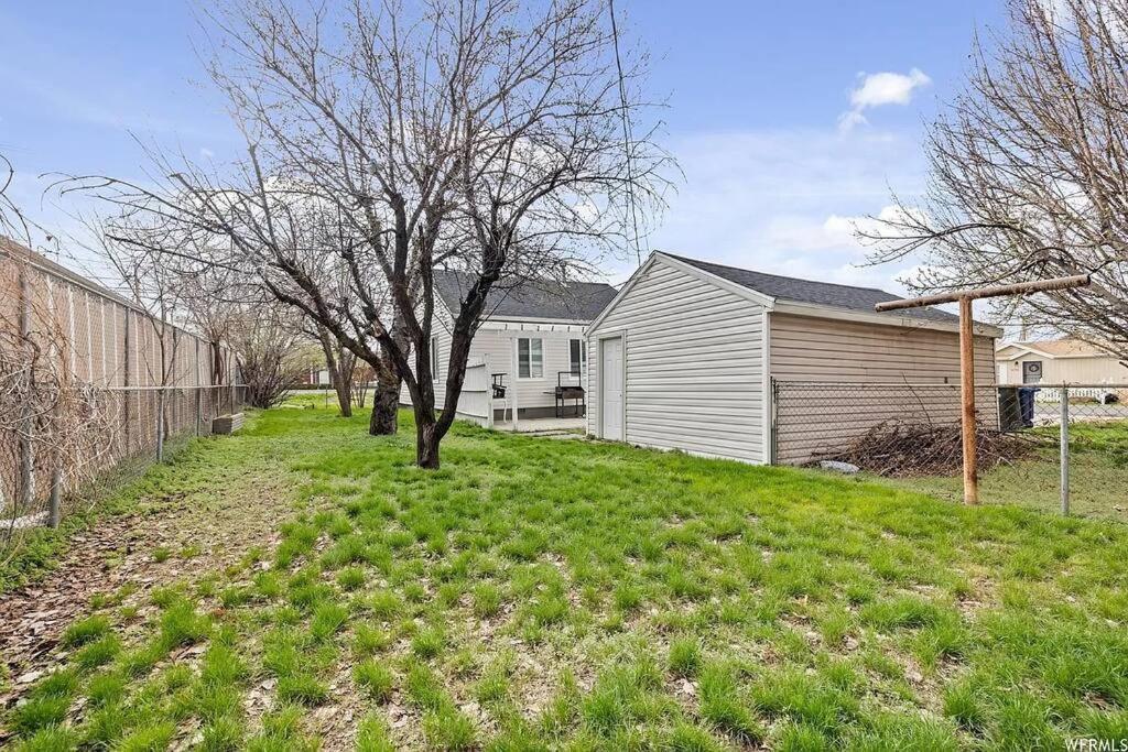 Cute Entire Small House With Large Yard! Pets Welcome! 西谷市 外观 照片