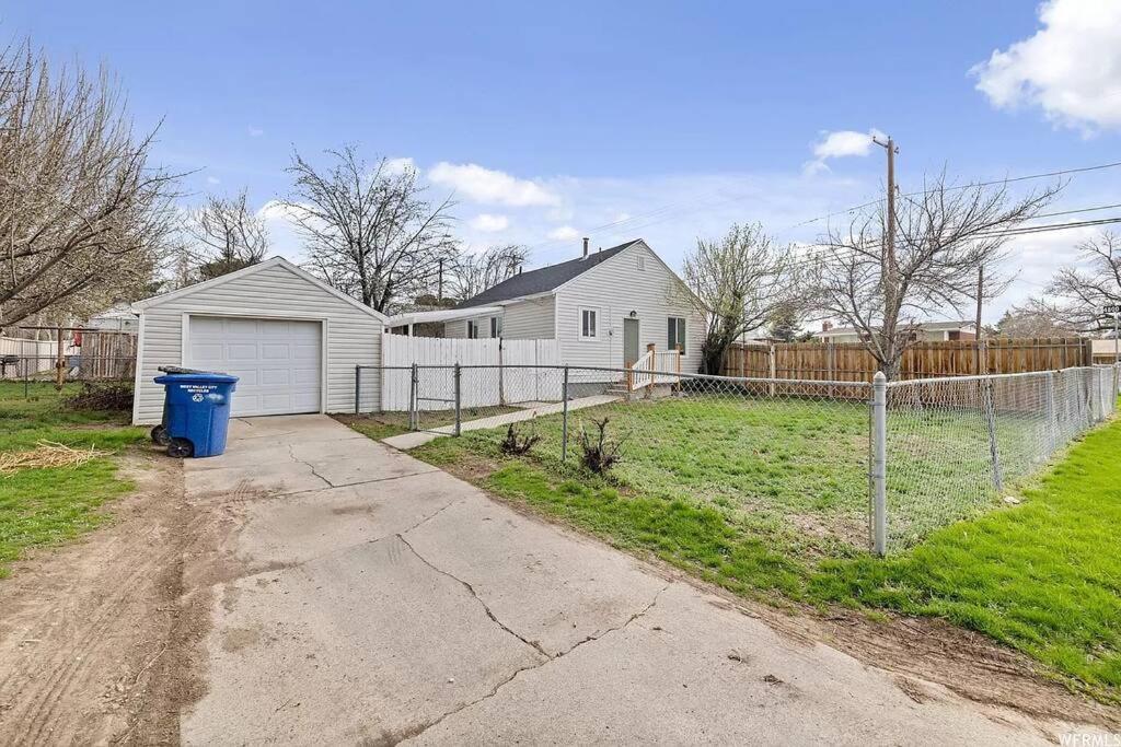 Cute Entire Small House With Large Yard! Pets Welcome! 西谷市 外观 照片