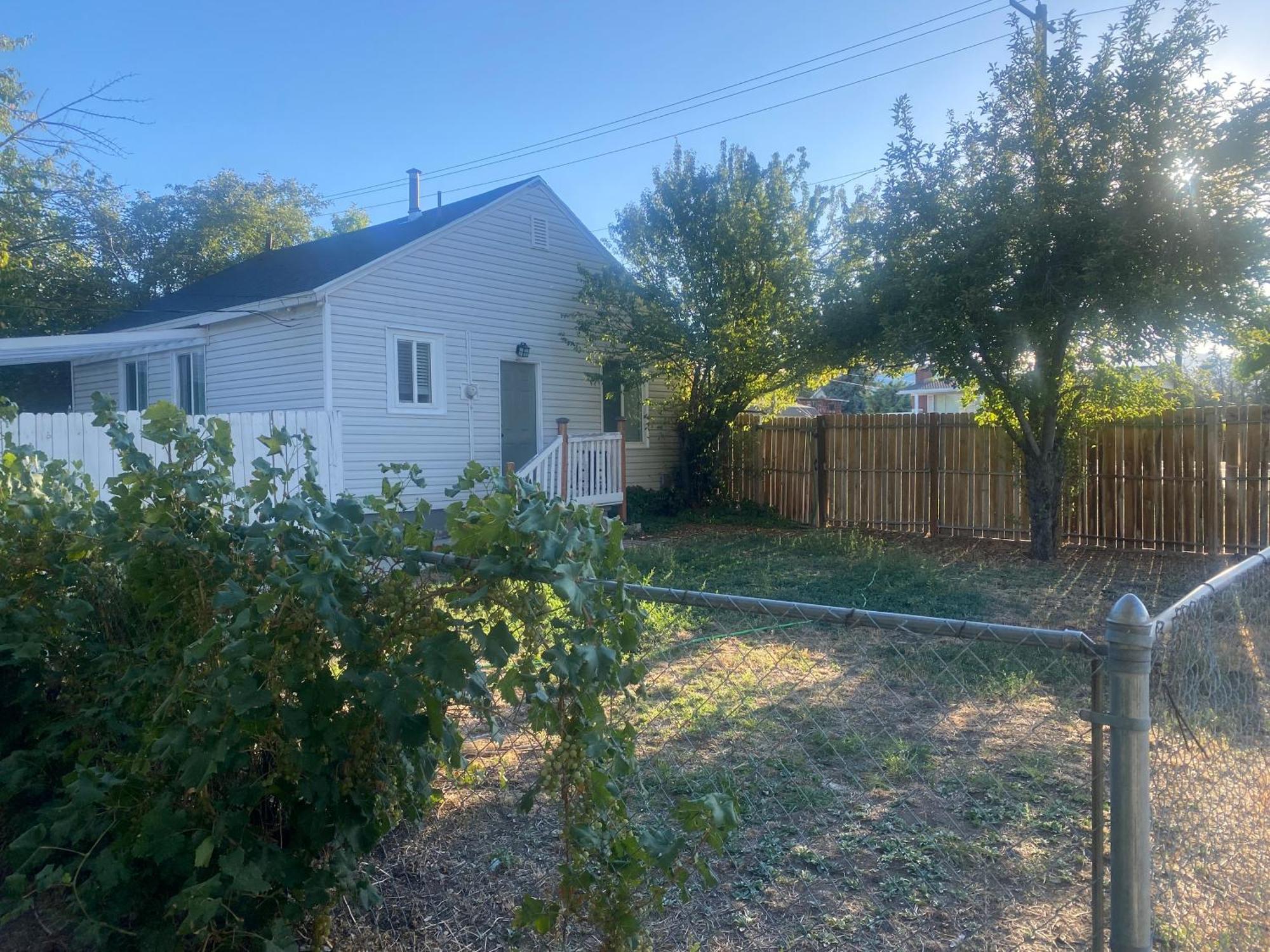 Cute Entire Small House With Large Yard! Pets Welcome! 西谷市 外观 照片