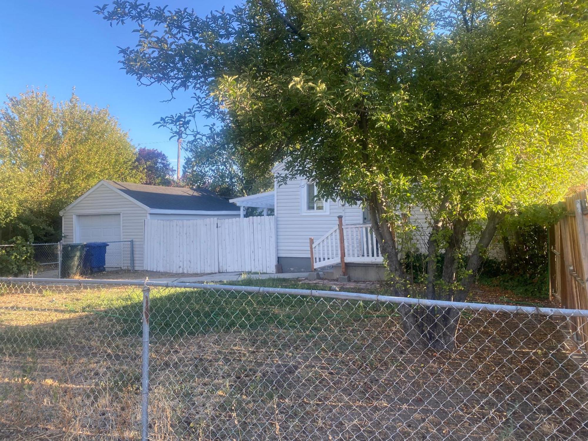 Cute Entire Small House With Large Yard! Pets Welcome! 西谷市 外观 照片
