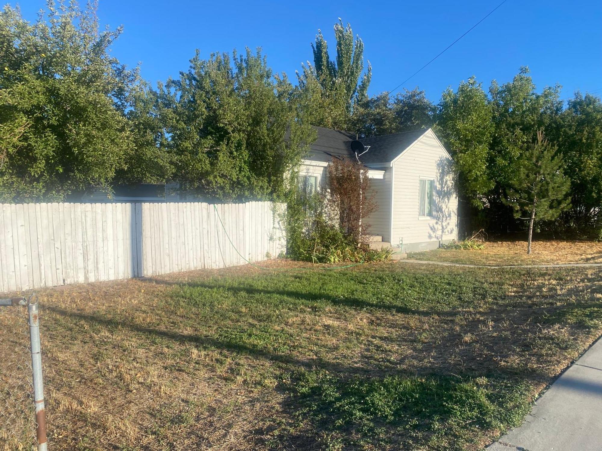 Cute Entire Small House With Large Yard! Pets Welcome! 西谷市 外观 照片