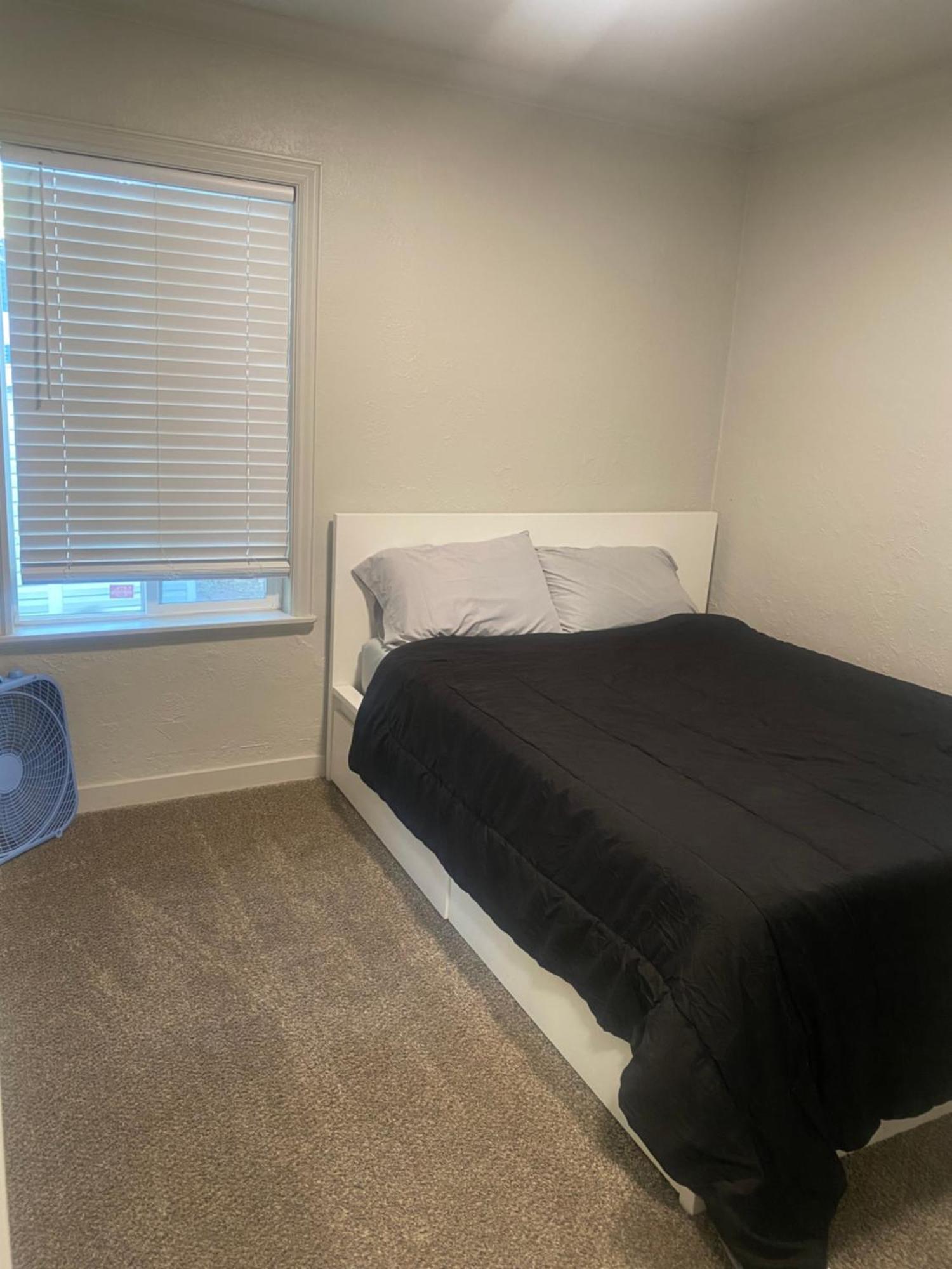 Cute Entire Small House With Large Yard! Pets Welcome! 西谷市 外观 照片