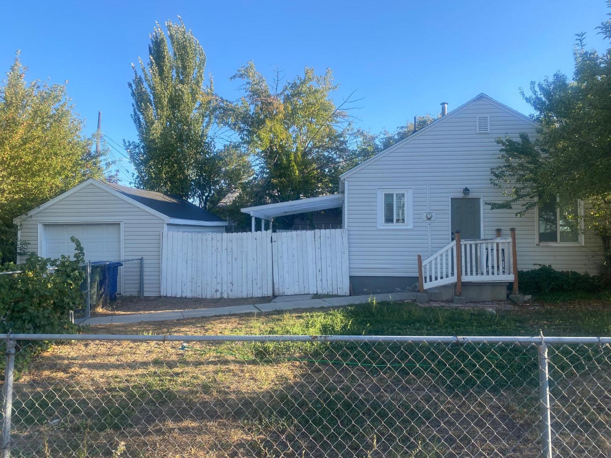 Cute Entire Small House With Large Yard! Pets Welcome! 西谷市 外观 照片