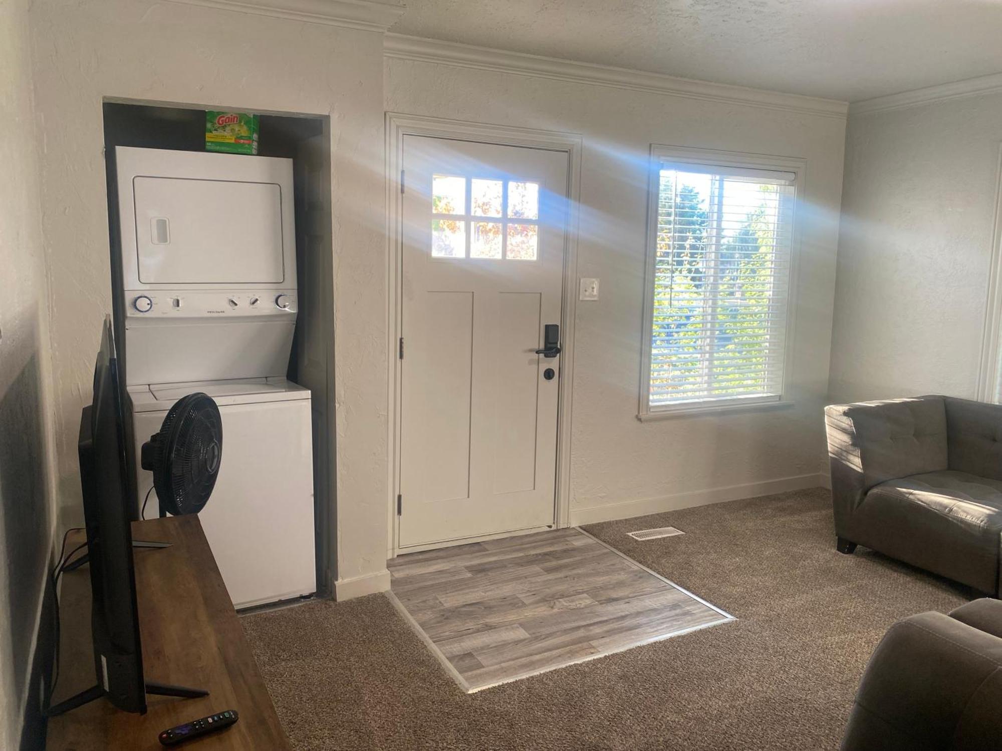 Cute Entire Small House With Large Yard! Pets Welcome! 西谷市 外观 照片