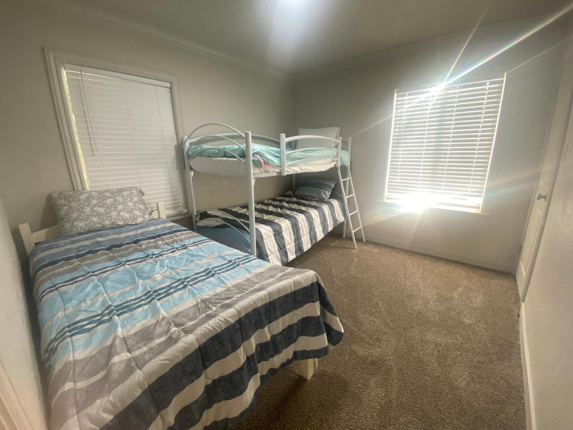 Cute Entire Small House With Large Yard! Pets Welcome! 西谷市 外观 照片