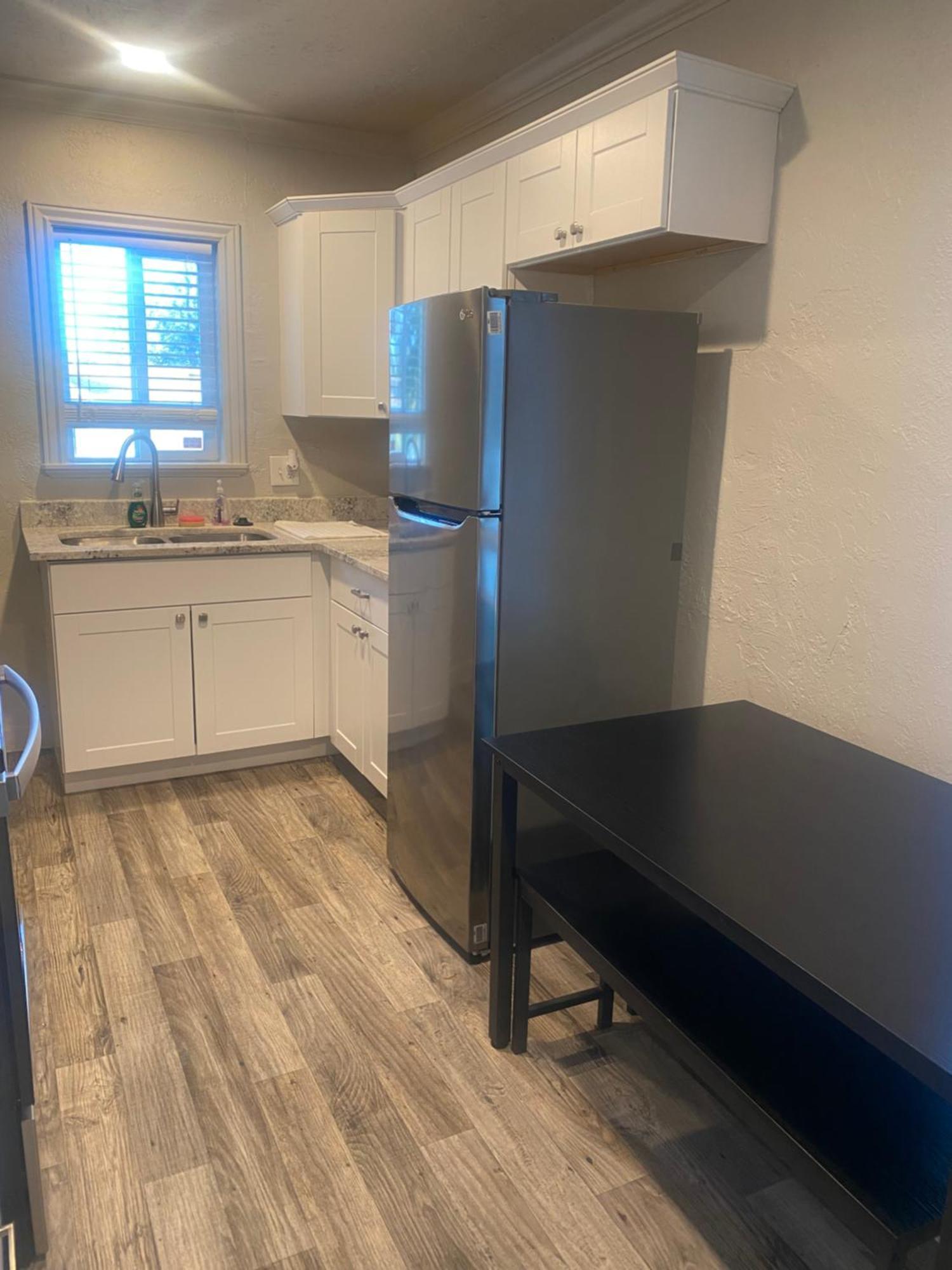Cute Entire Small House With Large Yard! Pets Welcome! 西谷市 外观 照片