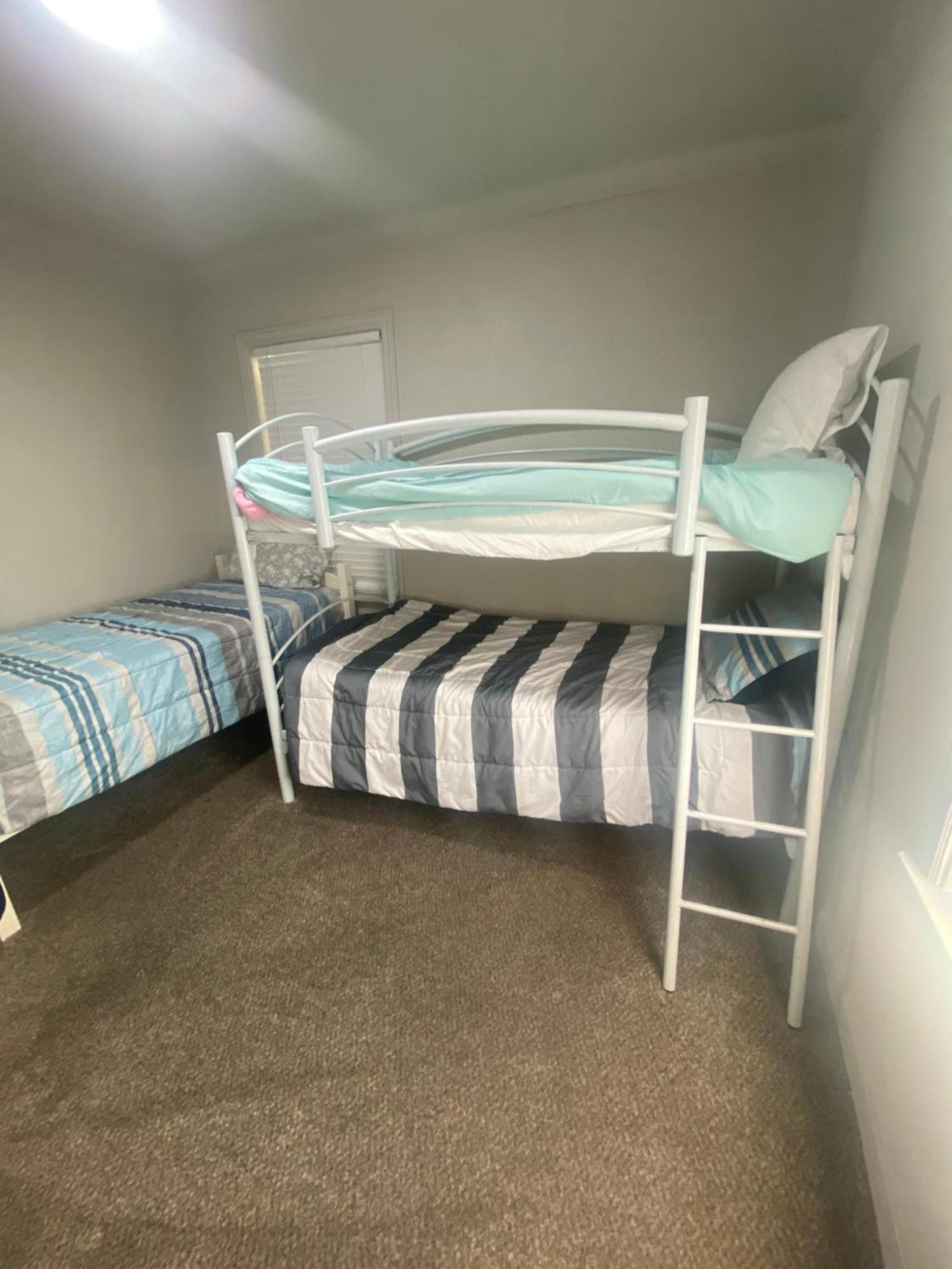Cute Entire Small House With Large Yard! Pets Welcome! 西谷市 外观 照片