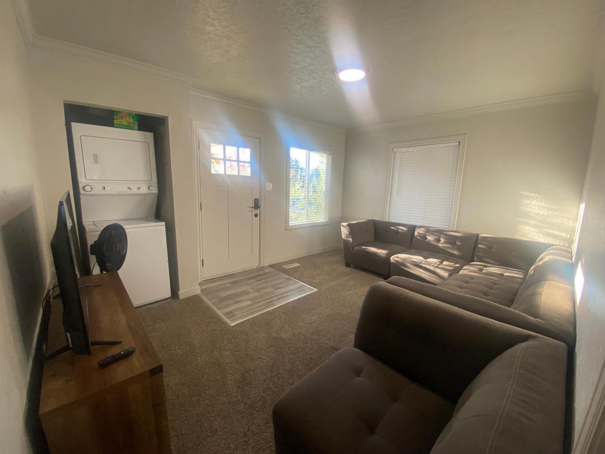 Cute Entire Small House With Large Yard! Pets Welcome! 西谷市 外观 照片