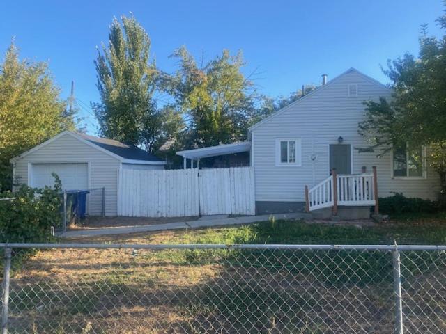 Cute Entire Small House With Large Yard! Pets Welcome! 西谷市 外观 照片