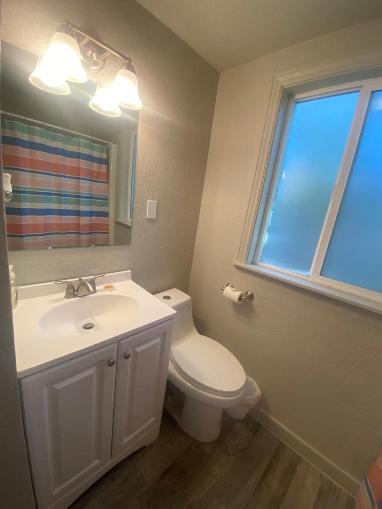 Cute Entire Small House With Large Yard! Pets Welcome! 西谷市 外观 照片
