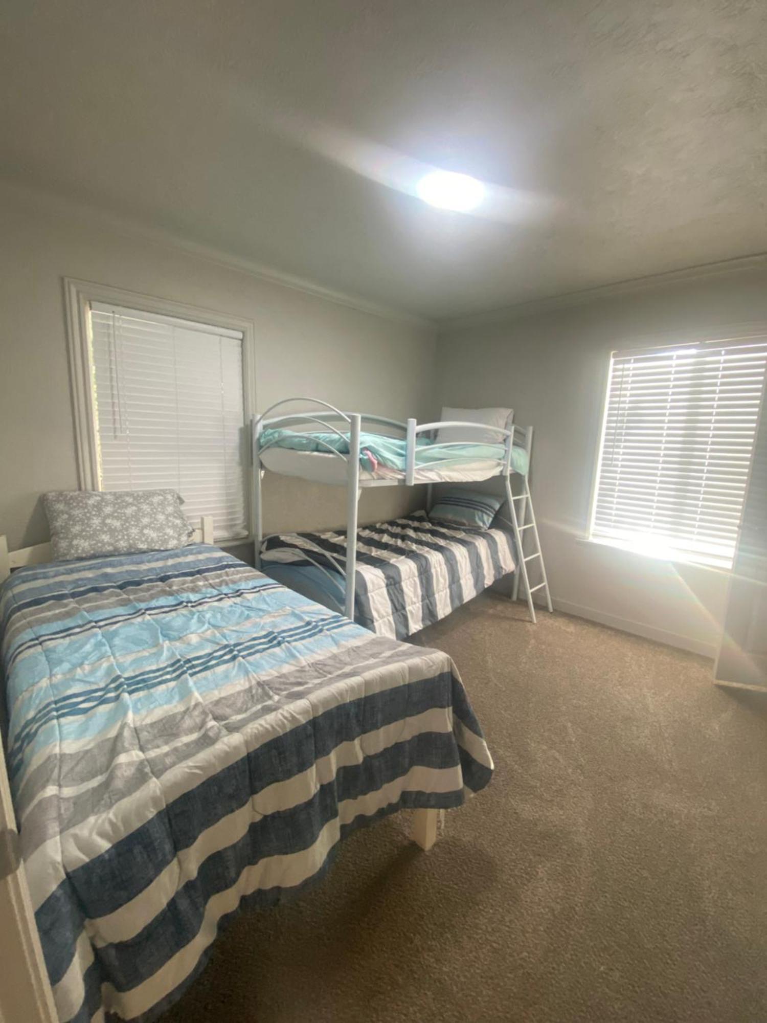 Cute Entire Small House With Large Yard! Pets Welcome! 西谷市 外观 照片