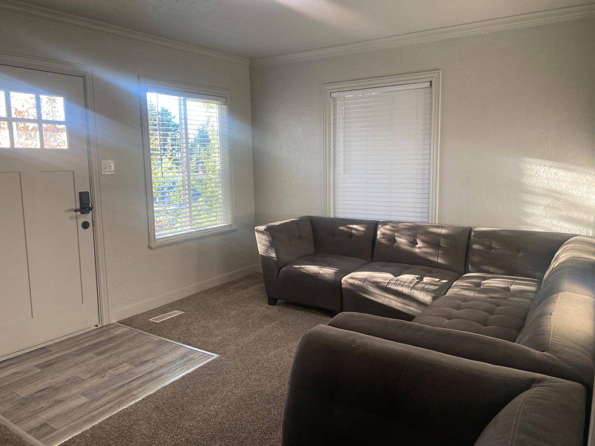 Cute Entire Small House With Large Yard! Pets Welcome! 西谷市 外观 照片