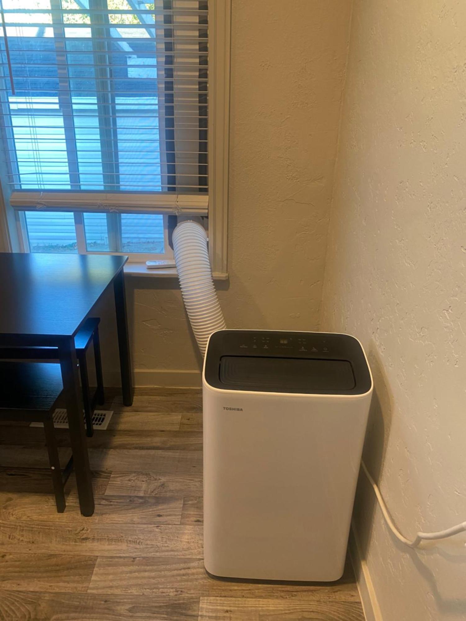 Cute Entire Small House With Large Yard! Pets Welcome! 西谷市 外观 照片
