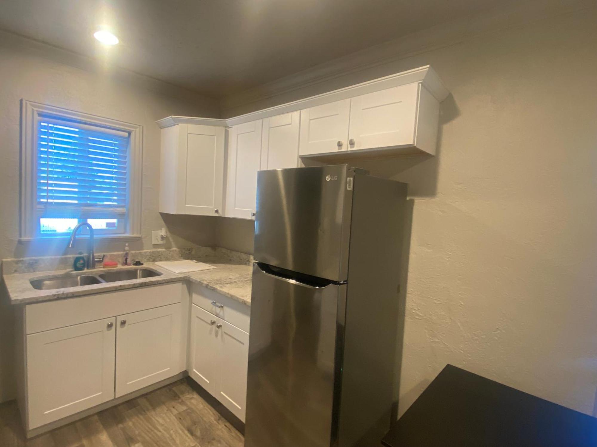 Cute Entire Small House With Large Yard! Pets Welcome! 西谷市 外观 照片
