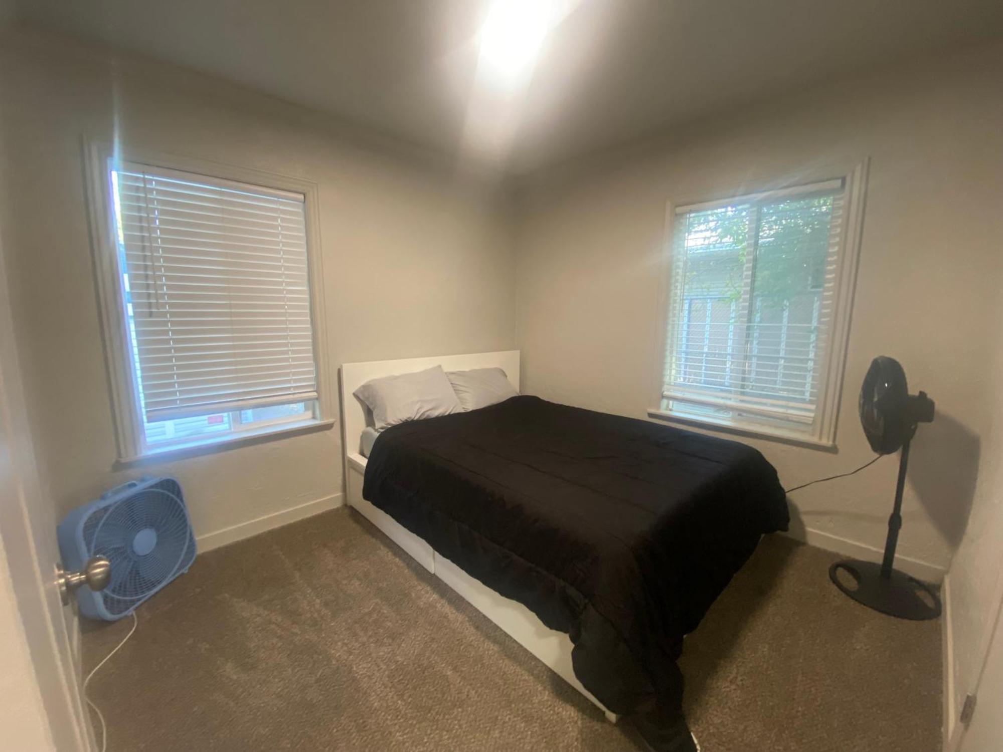 Cute Entire Small House With Large Yard! Pets Welcome! 西谷市 外观 照片