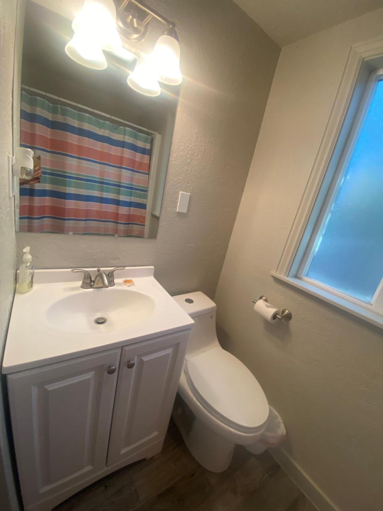 Cute Entire Small House With Large Yard! Pets Welcome! 西谷市 外观 照片